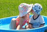 Dzieci w baseniku ogrodowym
